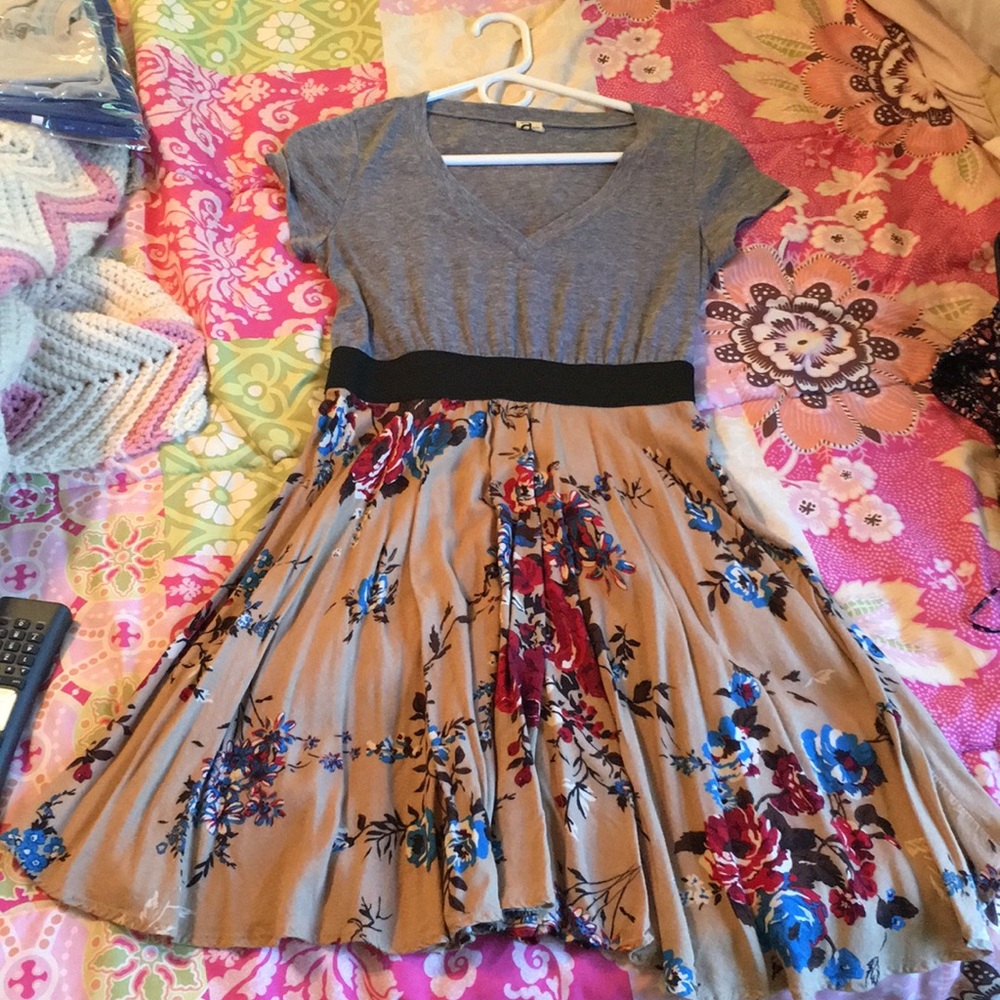 Adorable v neck floral dress - Picture 2 of 4